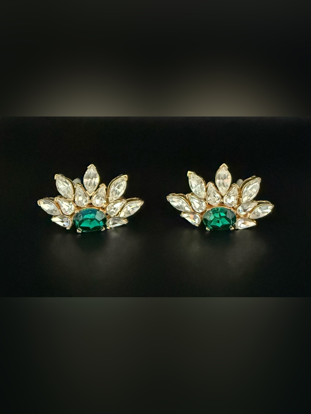 Fabulous Ciner Clip Earrings. Emerald Green Glass & Marquis Shaped Rhinestones. - Picture 4 of 5